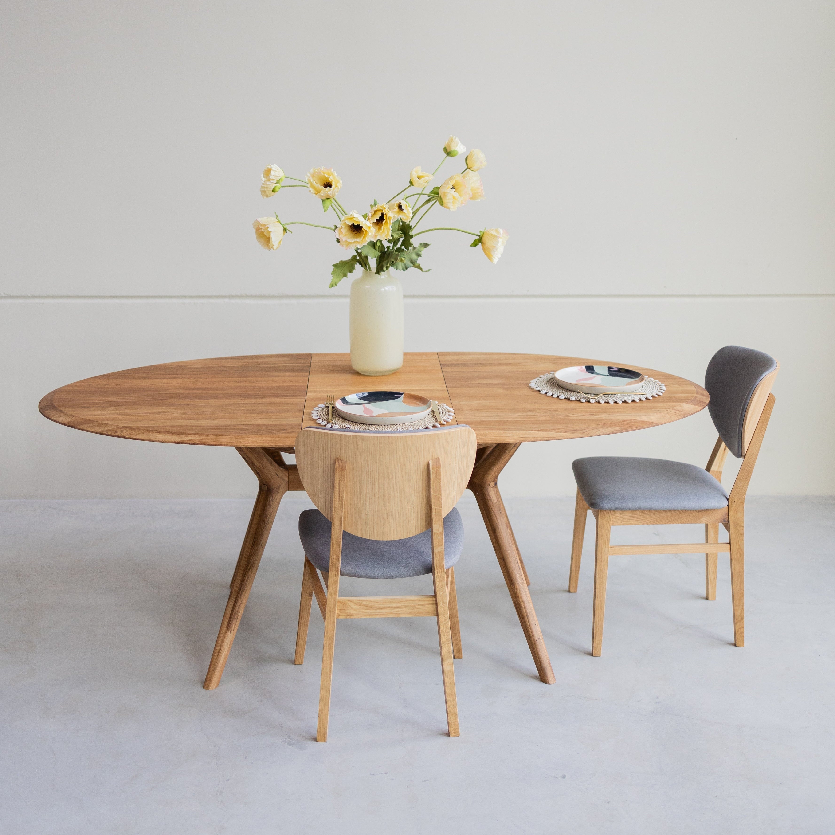 Table extensible ovale en bois massif de chêne Carmen